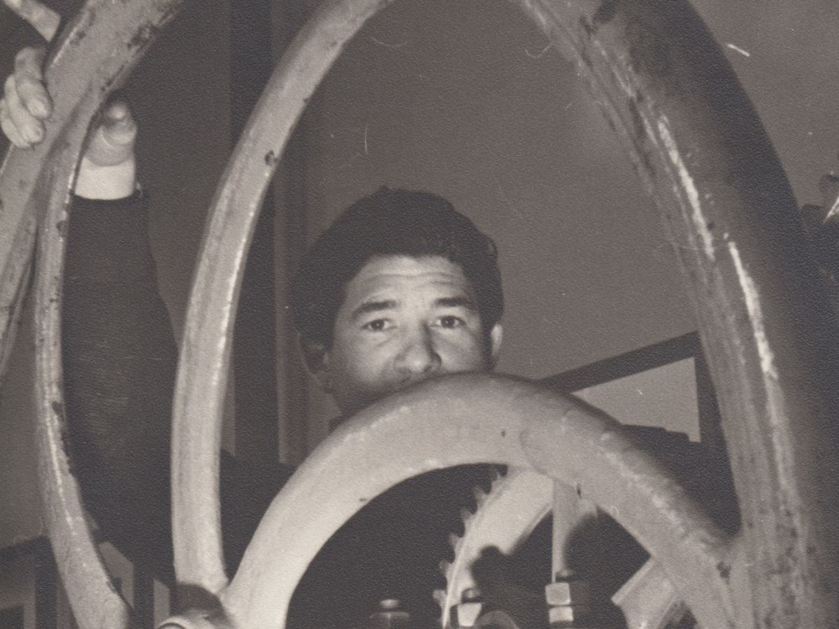 Julio joven en el tórculo de su taller
